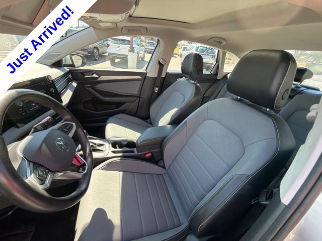 Used 2025 Volkswagen Jetta SE FWD image 38
