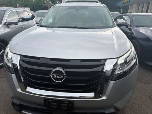 Used 2023 Nissan Pathfinder SL AWD/4WD image 2