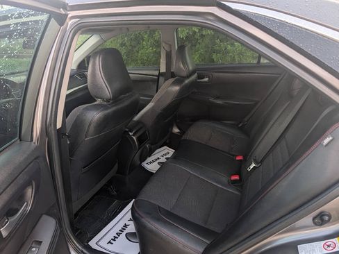 Used 2017 Toyota Camry SE w/ Moonroof Package FWD image 4