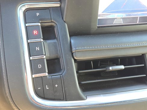 Used 2023 Chevrolet Traverse LT image 24