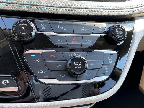 Used 2021 Chrysler Pacifica Touring w/ Cold Weather Group FWD image 33