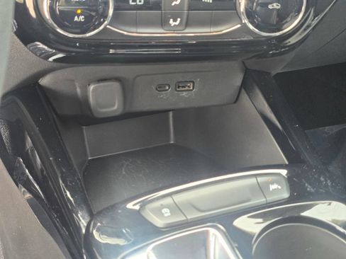 Used 2025 Chevrolet Trax LT FWD image 34