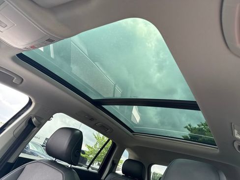Used 2022 Volkswagen Tiguan SE w/ Panoramic Sunroof Package AWD/4WD image 23