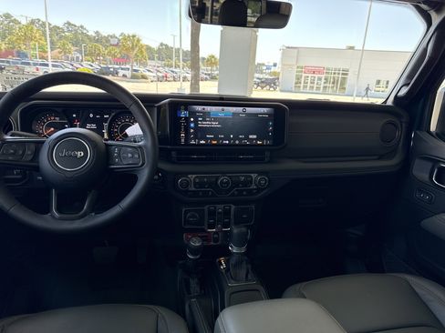 Used 2025 Jeep Gladiator Mojave w/ Safety Group image 27