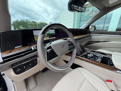 Used 2025 Cadillac Escalade ESV Sport Platinum w/ LPO, ONYX Package AWD/4WD image 13