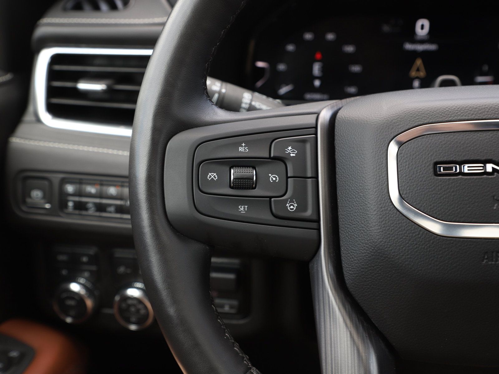 Used 2023 GMC Yukon Denali Ultimate AWD/4WD image 26