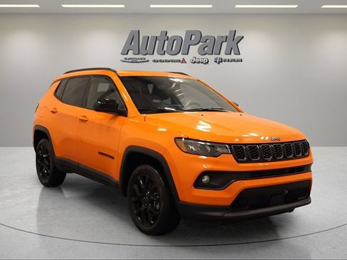 Used 2026 Jeep Compass Latitude w/ Sun and Sound Group AWD/4WD image 2