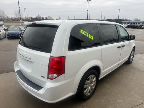 Used 2019 Dodge Grand Caravan SE w/ UConnect Hands-Free Group image 5