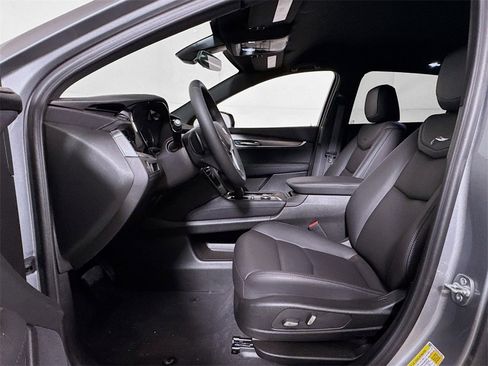 New 2025 Cadillac XT5 Luxury image 12