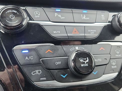 Used 2023 Chrysler Pacifica Touring-L image 15