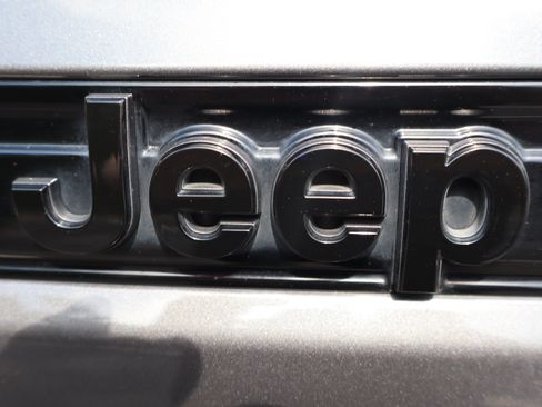 Used 2023 Jeep Grand Cherokee Altitude RWD image 65