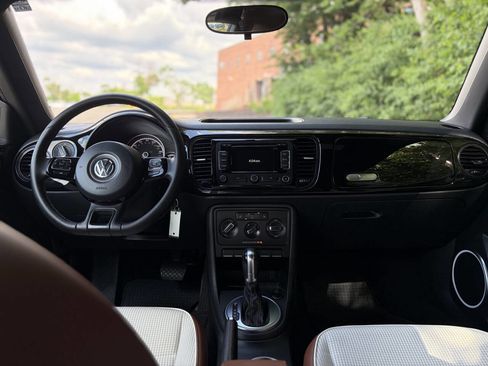 Used 2015 Volkswagen Beetle 1.8T Classic FWD image 18
