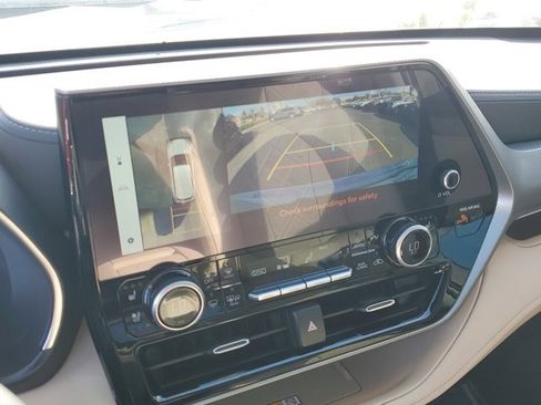 Used 2023 Toyota Highlander Platinum image 25