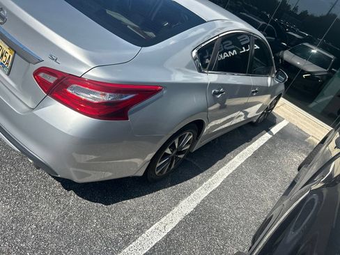 Used 2017 Nissan Altima 2.5 SL w/ Technology Package FWD image 3