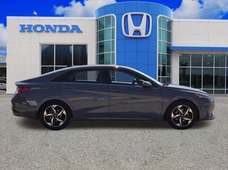 Used 2022 Hyundai Elantra Limited FWD video 2