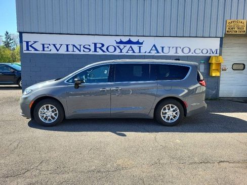 Used 2025 Chrysler Pacifica Select FWD image 1