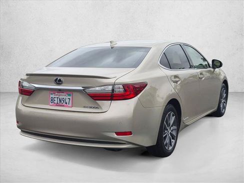 Used 2018 Lexus ES 300h w/ Navigation Package FWD image 5