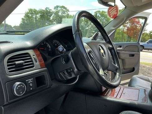 Used 2011 Chevrolet Tahoe LTZ RWD image 16