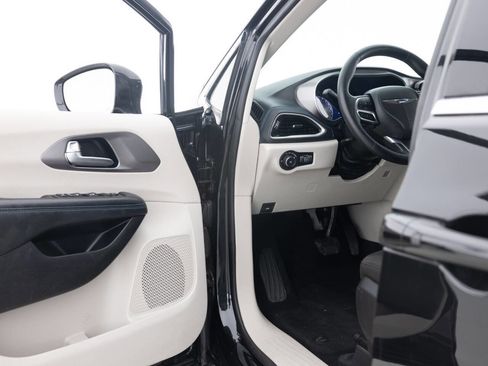 Used 2021 Chrysler Pacifica Touring FWD image 24