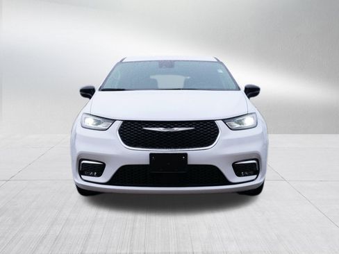 Used 2024 Chrysler Pacifica Touring-L image 8