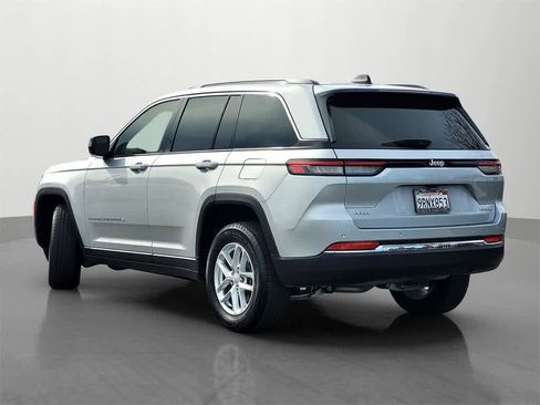 Used 2024 Jeep Grand Cherokee Laredo X image 4