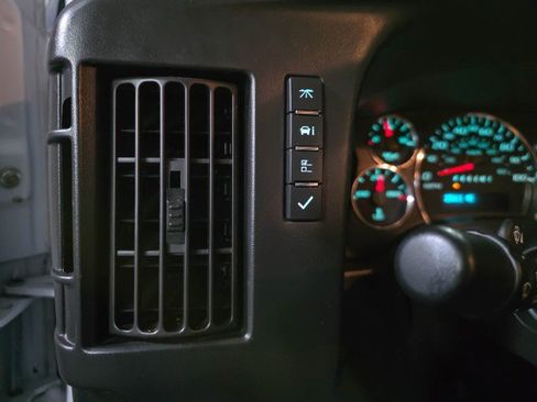 Used 2017 GMC Savana 4500 image 24