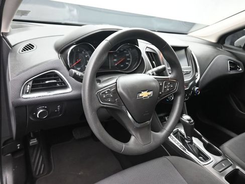 Used 2018 Chevrolet Cruze LT FWD image 14