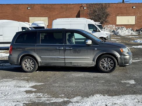 Used 2014 Chrysler Town & Country Touring-L image 9