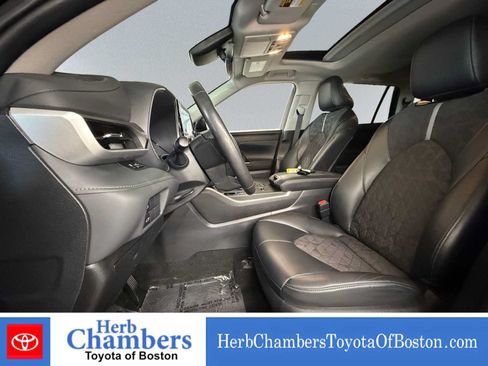 Used 2024 Toyota Highlander XLE AWD/4WD image 12