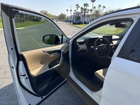 Used 2021 Toyota RAV4 XLE w/ Convenience Package image 18