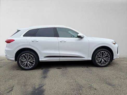Certified 2025 Audi Q5 Premium Plus w/ Premium Plus AWD/4WD image 2