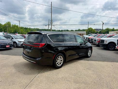 Used 2024 Chrysler Pacifica Touring-L FWD image 6