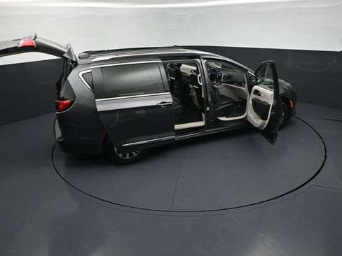 Used 2020 Chrysler Pacifica Touring-L Plus w/ Advanced Safetytec Group FWD image 30