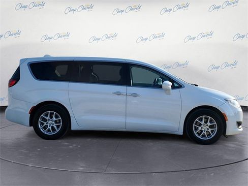 Used 2020 Chrysler Pacifica Touring image 6