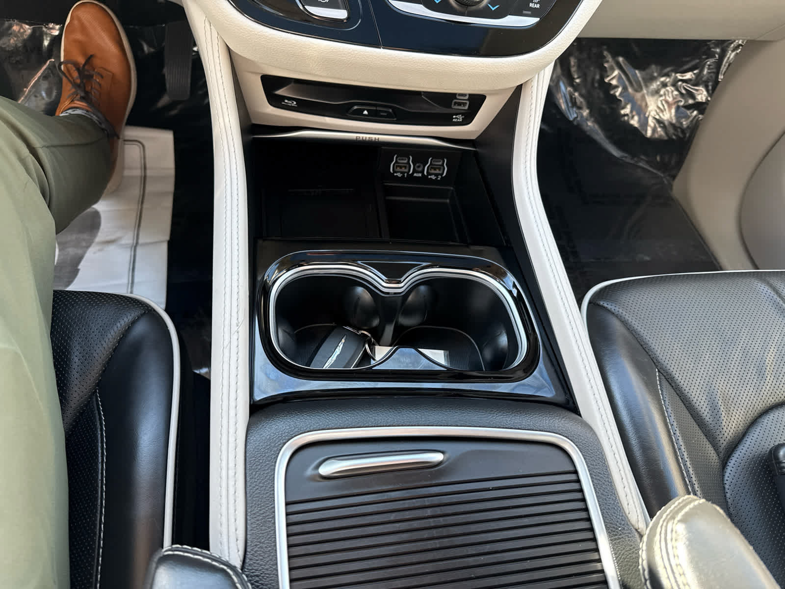 Used 2024 Chrysler Pacifica Limited w/ Uconnect Theater Family Group FWD image 28