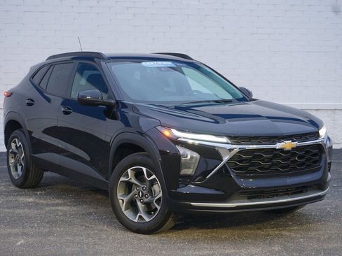 Certified 2024 Chevrolet Trax LT w/ LT Convenience Package image 2