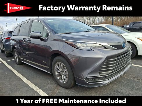 Used 2025 Toyota Sienna LE image 1