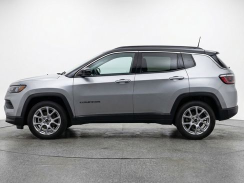Used 2025 Jeep Compass Limited image 5