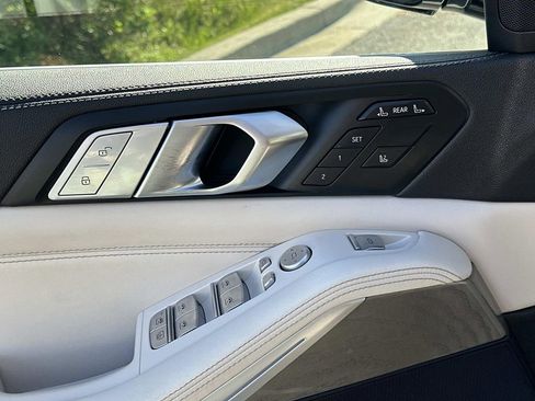 Used 2022 BMW X7 xDrive40i w/ Premium Package AWD/4WD image 25