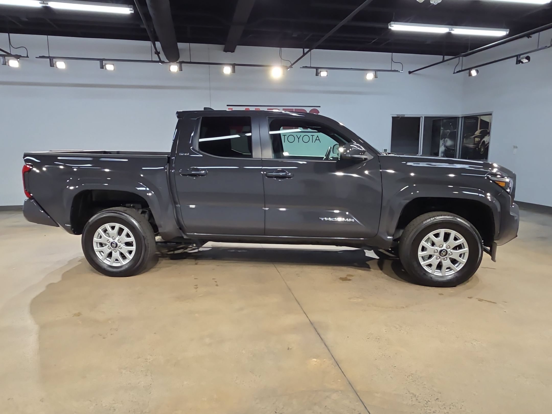 Certified 2025 Toyota Tacoma SR5 AWD/4WD image 8