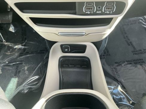 Used 2024 Chrysler Pacifica Select image 17