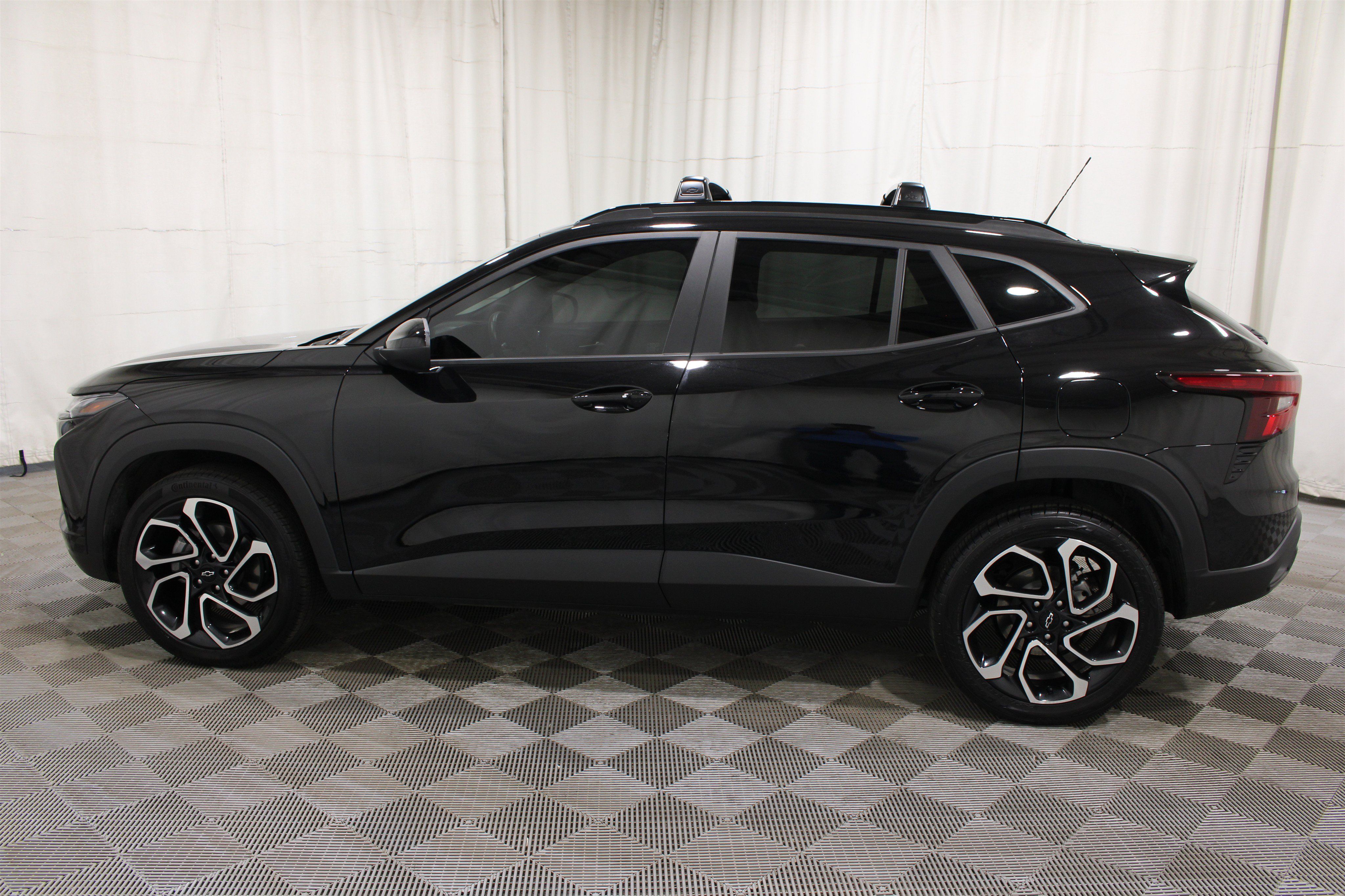 Used 2025 Chevrolet Trax RS w/ Sunroof Package FWD image 33