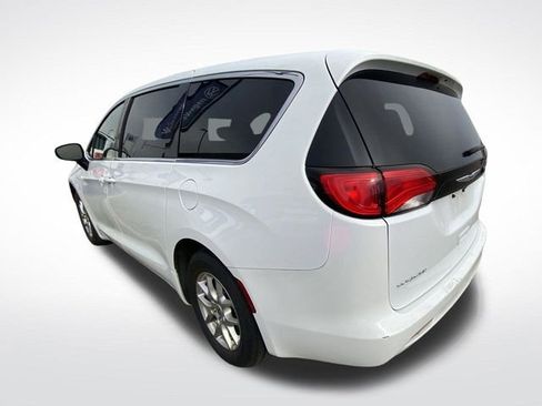 Used 2023 Chrysler Voyager LX image 7