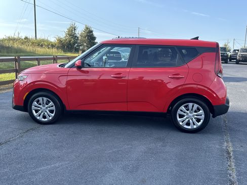 Used 2022 Kia Soul LX image 8