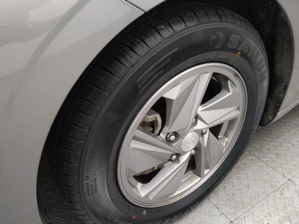 Used 2025 Hyundai Elantra SE FWD image 31