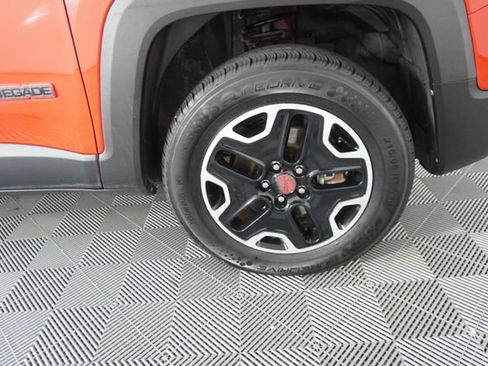 Used 2017 Jeep Renegade Trailhawk AWD/4WD image 15