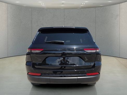 Used 2023 Jeep Grand Cherokee Altitude RWD image 6