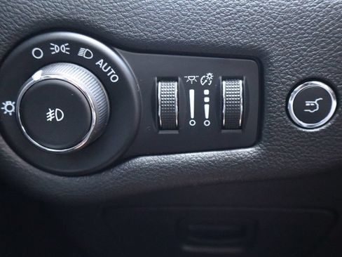 Used 2017 Jeep Cherokee Trailhawk AWD/4WD image 29