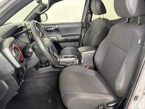 Used 2017 Toyota Tacoma TRD Off-Road w/ Premium & Technology Package AWD/4WD image 11