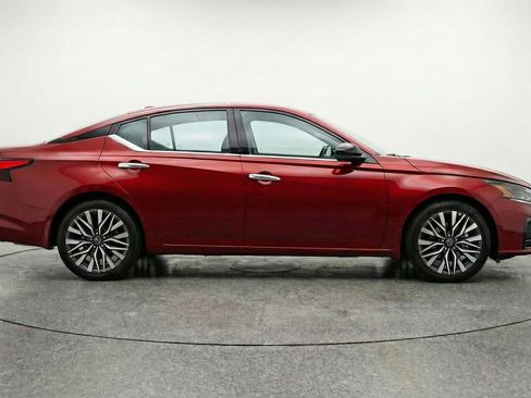 Used 2025 Nissan Altima 2.5 SV FWD image 11